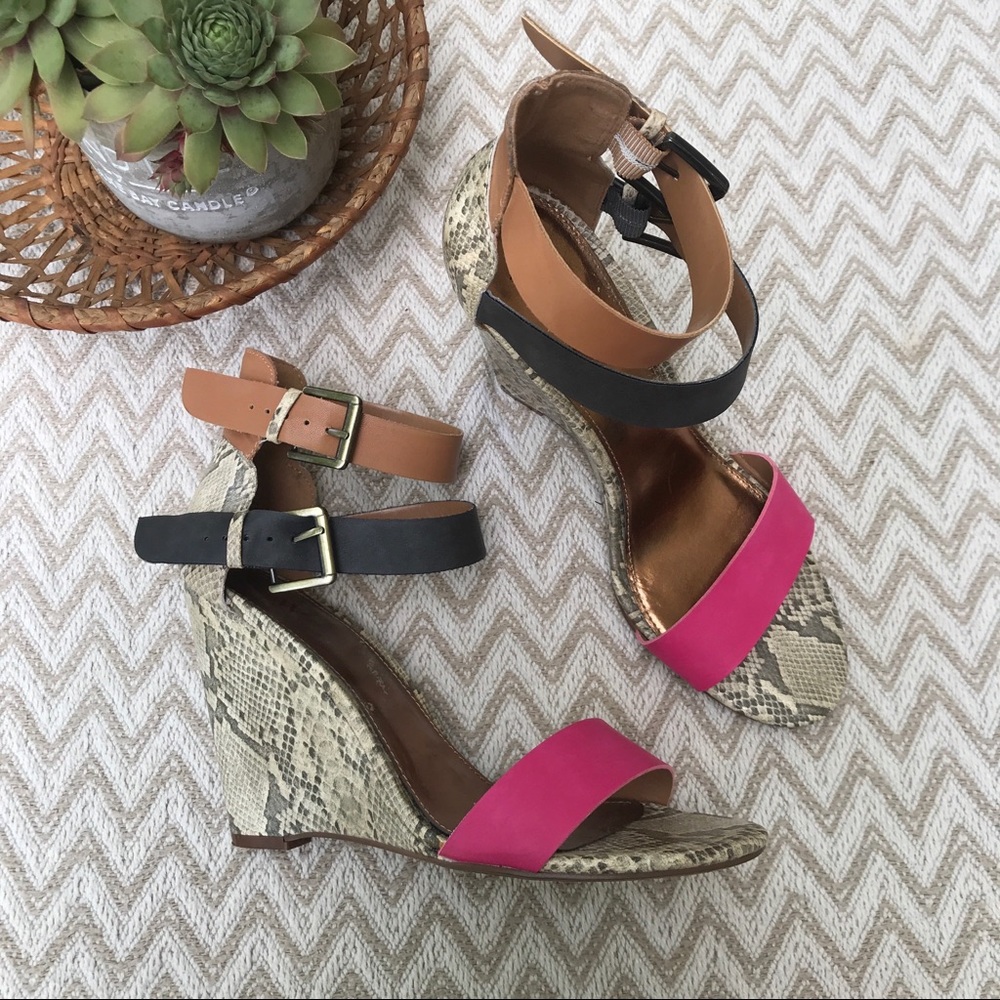 Worthington Faux snake skin wedges size 9